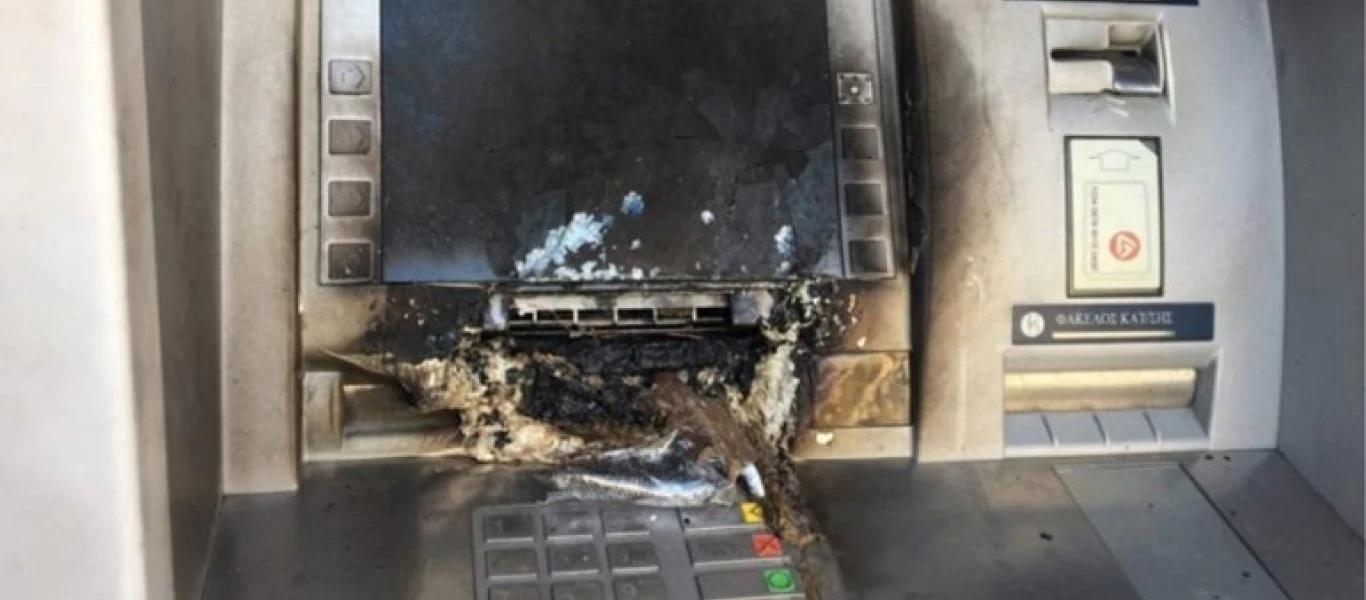 Βόλος: Άγνωστοι πυρπόλησαν δύο ΑΤΜ